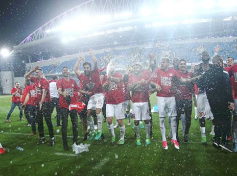 השמפניות נשפכו כמיטב המסורת (צילום: אלן שיבר)