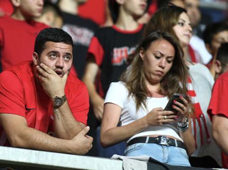 חלק מהאוהדים כבר ידעו שזה גמור, בעוד אחרים קיוו לקבל בשורה מהמגרשים האחרים (אלן שיבר)