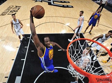 גולדן סטייט עדיין לא גמרה את הסיפור. דריימונד גרין עולה לסל (getty)