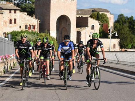 החבירה של הדבוקה לכניסה המשותפת בשעריה של אסיזי, שם הקהילה כולה נרתמה להצלת יהודים במלחמת העולם ה-2. במרכז: אלוף ישראל גיא שגיב, ולימינו נשיא הקבוצה, רון בר-און (Elisa Haumesser)