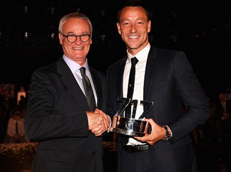 ראניירי הגיע להעניק לטרי פרס הוקרה (Getty)