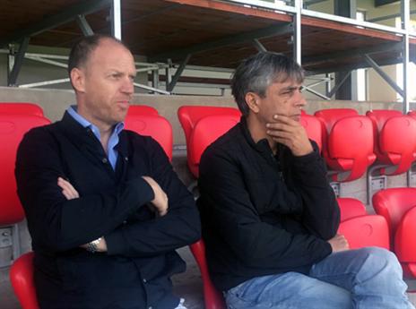 אוחנה עוקב מקרוב לצד סטפן שאלוי (האתר הרשמי של בית"ר)