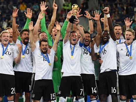 דראקסלר והחברים מניפים (getty)