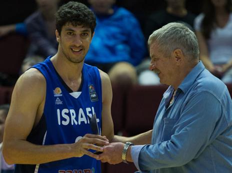 אליהו מקבל את פרס מצטיין המשחק