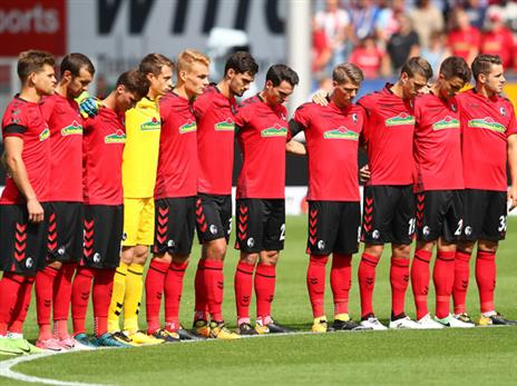 שחקני פרייבורג עומדים לזכר הקורבנות בברצלונה (Getty)