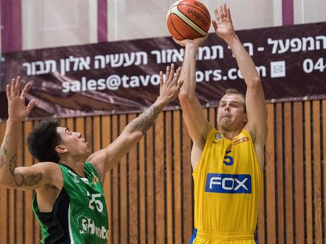 יכולת קליעה מצויינת של מייקל רול (צילום: מכבי ת"א)