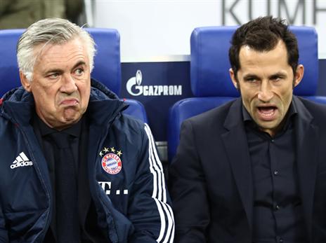 אנצ'לוטי עם המחליף הזמני. ההחלטה התקבלה ב-03:30 (Getty)