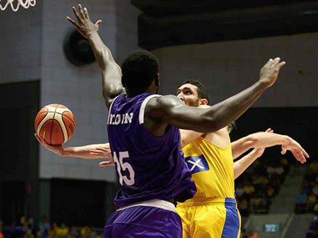 כארם משעור בדרך לסל (צילום: אלן שיבר)