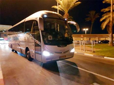 האוטובוס של נבחרת ספרד בצאתו מנתב"ג