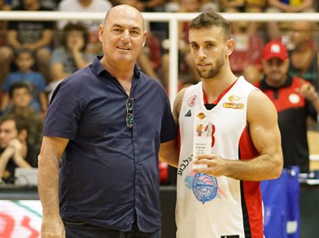 בגן נר ערכו טקס לכבודו של סקוורר לפני המשחק (סוכנות ג'יני)