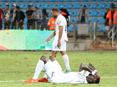 שחקני עכו לאחר ההפסד הכואב לרעננה (יוסי שקל)