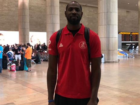 ניבינס לאחר הנחיתה. עבר פציעות קשות