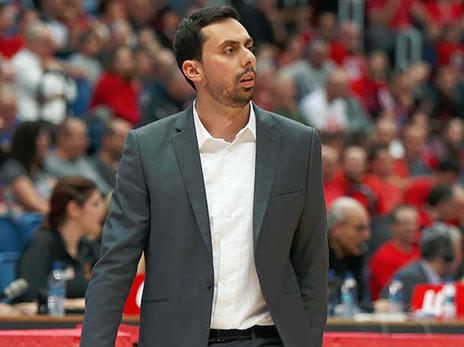 יקבל בינתיים את המפתחות. מאור (אלן שיבר)