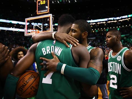 וידע למי מגיע מירב הקרדיט על הניצחון. ג'יילן בראון היה האיש של בוסטון הלילה (getty)