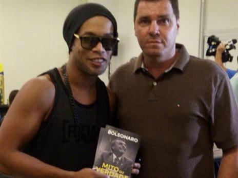 רונאלדיניו וז'איר בולסונארו. פוליטיקאי שנוי במחלוקת בברזיל (getty)