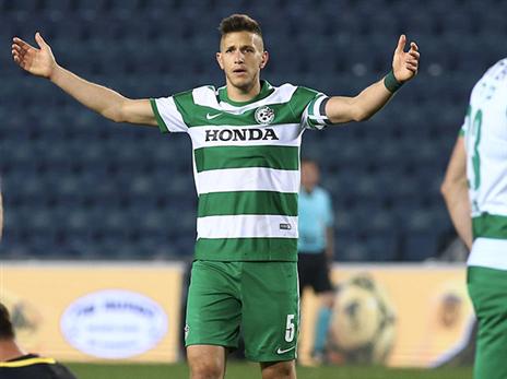 המאמן דיבר עם שחקני ההגנה (אלן שיבר)