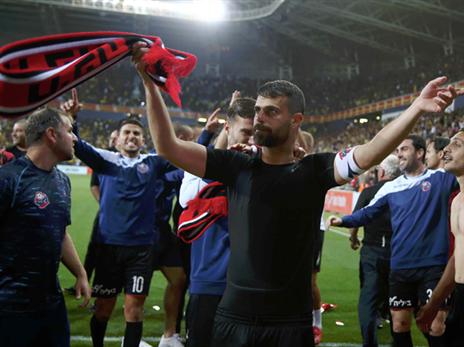 בן בסט והאדומים מחכים לבית"ר או לק"ש (צילום: אלן שיבר)