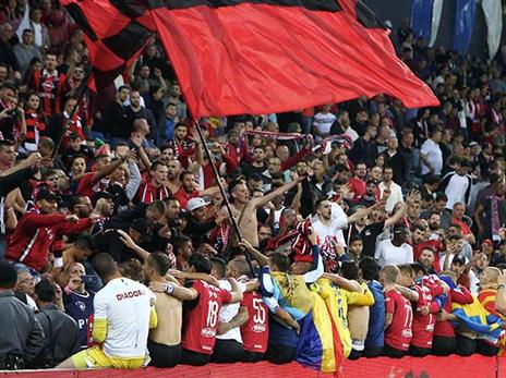 10,000 אוהדים אדומים (אלן שיבר)