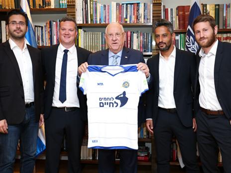 יצחקי, ייני ומנספורד בטקס הענקת החולצה (מכבי ת"א)