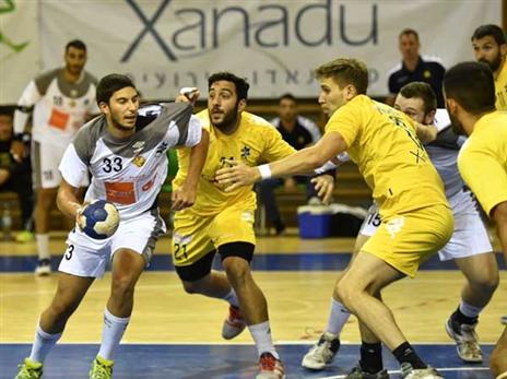 הגנת מכבי עוצרת את רחובות. (עמית שיסל, איגוד הכדוריד)