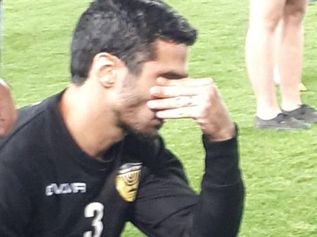 קריאף מירר בבכי על הדשא