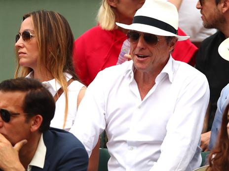 יו גרנט הגיע לצפות (GETTY)