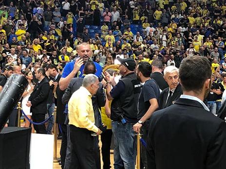 וויצ'יץ', לכמה דקות לא קיבל אישור לעבור לבמה של קבלת הצלחת