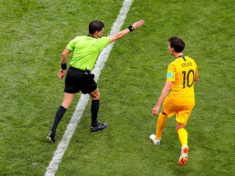 השופט אנדרס קונייה אחרי ששרק פנדל לטובת צרפת מול אוסטרליה (getty)