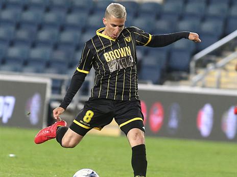 מחכים למוצא פיו של טביב. עידן ורד (אלן שיבר)