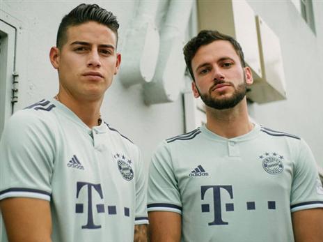 השיק את החולצות של באיירן עם חאמס (מתוך: אינסטגרם)