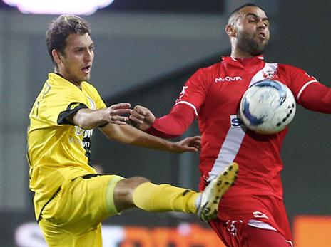 רוז'נסקי (משמאל), מתקרב לקטמון (אלן שיבר)