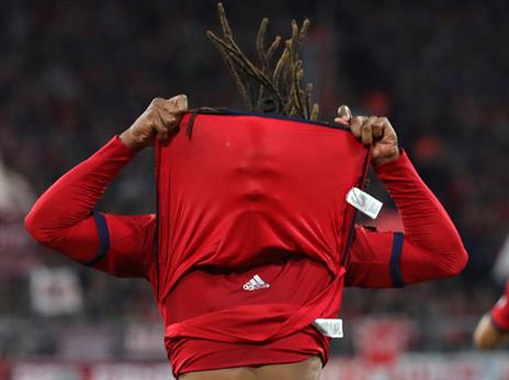 ניחוש אחד: מי מסתתר מאחורי החולצה? (Getty)