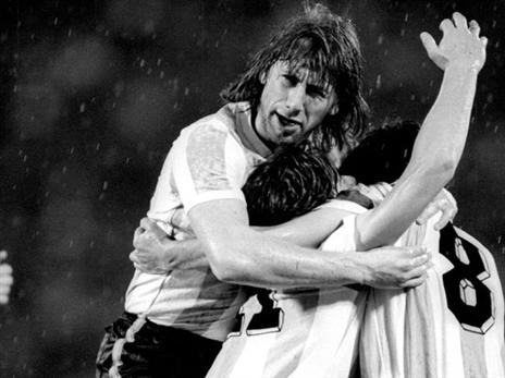 האהבה של אסקובר לכדורגל הצילה את גארקה (getty)