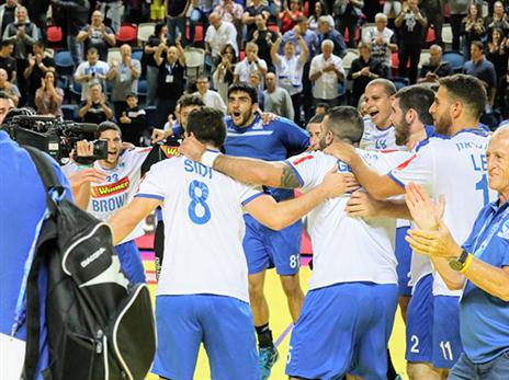 שחקני הנבחרת חוגגים ניצחון גדול (הדר ואן קולא, איגוד הכדוריד)