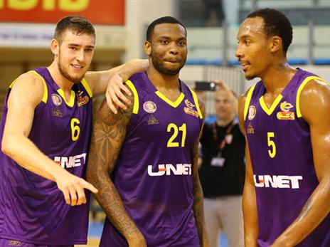 מחובר לחדר ההלבשה. קליין (מנהלת הליגה)