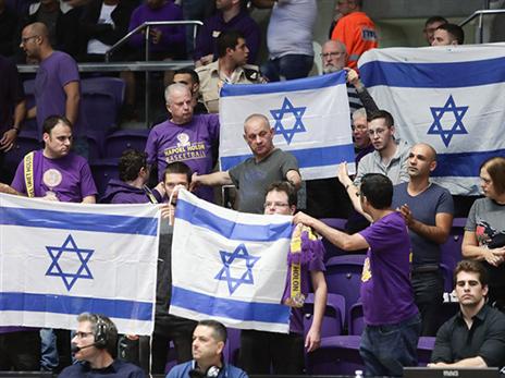 האוהדים תומכים בהיכל הטוטו בחולון (FIBA)