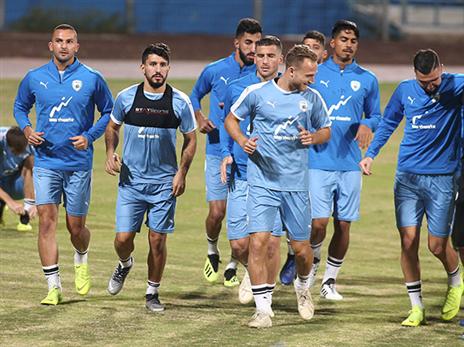 בשלב זה השחקנים לא יקבלו אישור לצאת מהמלון בסקוטלנד מלבד האימון והמשחק (אלן שיבר)