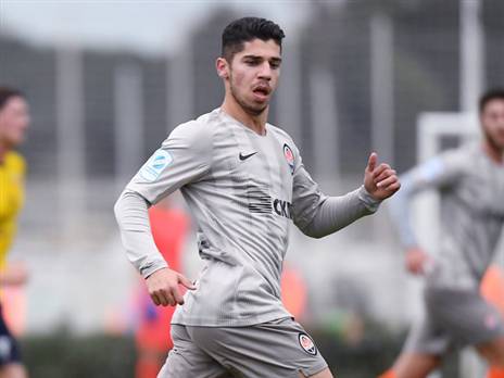 אין לו עדיין הופעה רשמית אחת, אבל בשחטאר מתלהבים מסולומון (הטוויטר של שחטאר)