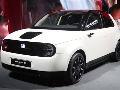 לפחות פעמיים דיווחנו השנה על המכונית החשמלית של הונדה והנה היא הוצגה בתערוכת ז'נבה בדגם אב-טיפוס לקראת ייצור סדרתי. אורכה 4 מ' ורוחבה 1.75 מ'. יהיה לה מנוע חשמלי אחד בעל טווח נסיעה שימושי שיכול להתחרות ברנו זואי וגם מול ב.מ.וו i3. העיצוב הפנימי כולל חומרים "ביתיים" ועם הרבה חשיבה על נוחות הנוסעים. על הכביש כבר בשנה הבאה