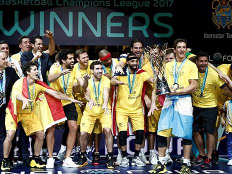 הרגע שבו הכל התחבר. טנריף מניפה את גביע האלופות