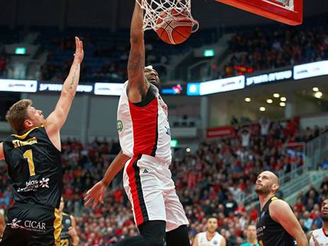 תומאס. ריחף בארנה ברבע השני (אלן שיבר)