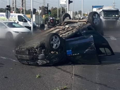 הרכב שהתהפך. פרשייה חדשה באשדוד (הצילום באדיבות המשטרה)