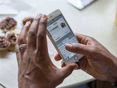 לרשתות החברתיות חלק בתופעה (Charles Pertwee / Stringer)