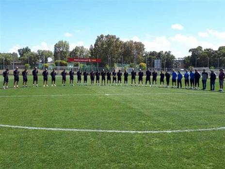 שחקני הפועל חיפה במהלך הצפירה