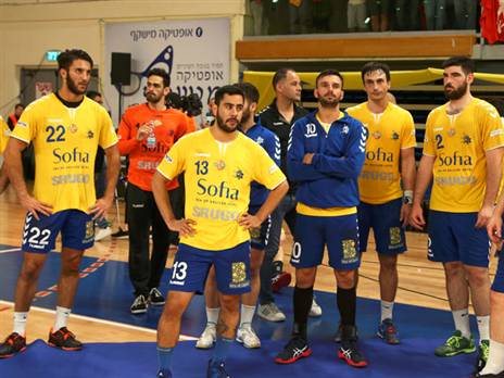 "נכשלנו. אין מאחורי מי להתחבא". שחקני ראשל"צ בתום המשחק (צילום: אלן שיבר)