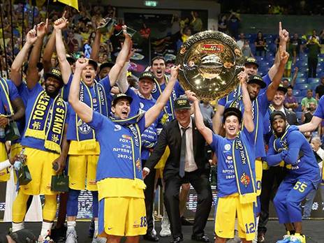 תשחזר את החגיגות? מכבי עם הצלחת, לפני שנה (צילום: אלן שיבר)