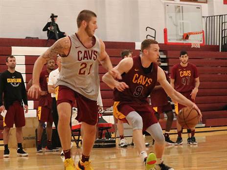 זוסמן מחכה לתורו (האתר הרשמי של קליבלנד)