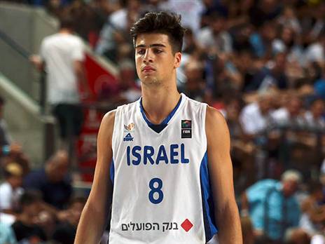 אבדיה ניסה בכוחו הדל להחזיר את הנבחרת למשחק (צילום: אלן שיבר)