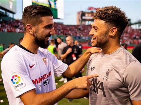 דאבור מחוייך לצד אוקסלייד-צ'מברליין (getty)