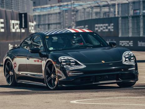 פורשה טייקן במסגרת מירוץ הפורמולה E בארה"ב (צילום: יצרן)